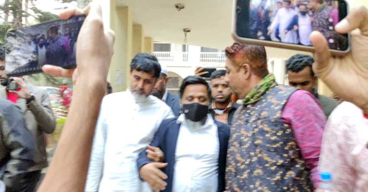 কুমিল্লা বিশ্ববিদ্যালয়ের প্রশাসনিক কর্মকর্তাকে পুলিশে দিল ছাত্ররা