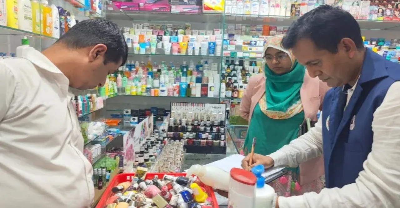 কুমিল্লায় অনুমোদনহীন পন্য বিক্রির দায়ে 'টপ টেন' ও 'হোম স্টপ'কে জরিমানা