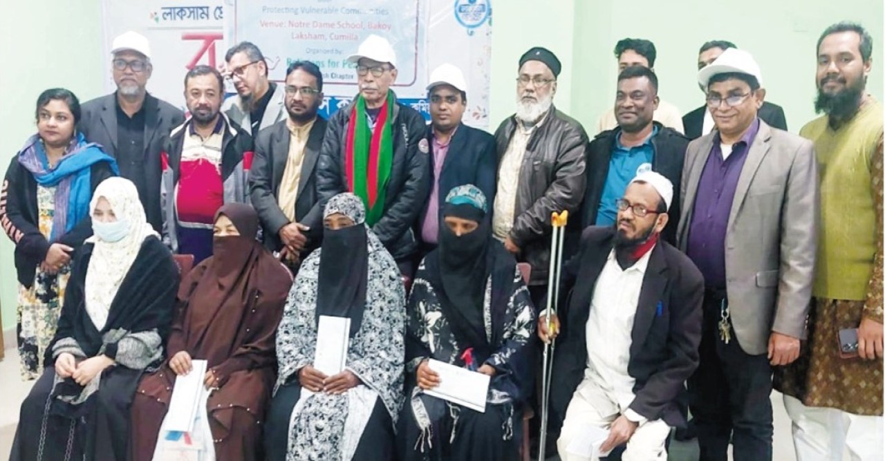 লাকসামে বন্যায় ক্ষতিগ্রস্তদের মাঝে নগদ অর্থ সহায়তা প্রদান