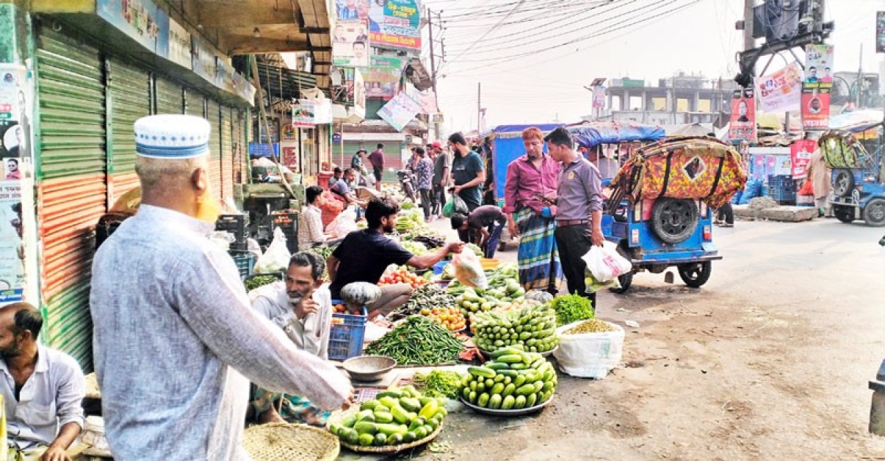 পৌর সড়কে হাট-বাজার, লাকসামে বাড়ছে জনদুর্ভোগ সৃষ্টি হচ্ছে যানজট