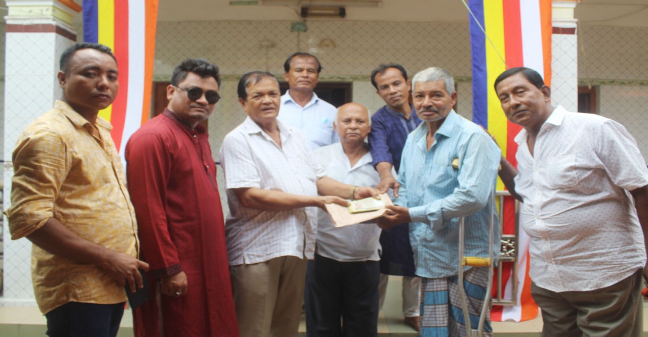 লালমাইয়ে আলীশ^র বৌদ্ধ বিহারে বুদ্ধ পূর্নিমা উপলক্ষে চিকিৎসার্থে অর্থ প্রদান