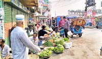 পৌর সড়কে হাট-বাজার, লাকসামে বাড়ছে জনদুর্ভোগ সৃষ্টি হচ্ছে যানজট